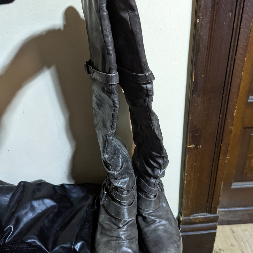 Boots - Picture 3 of 3